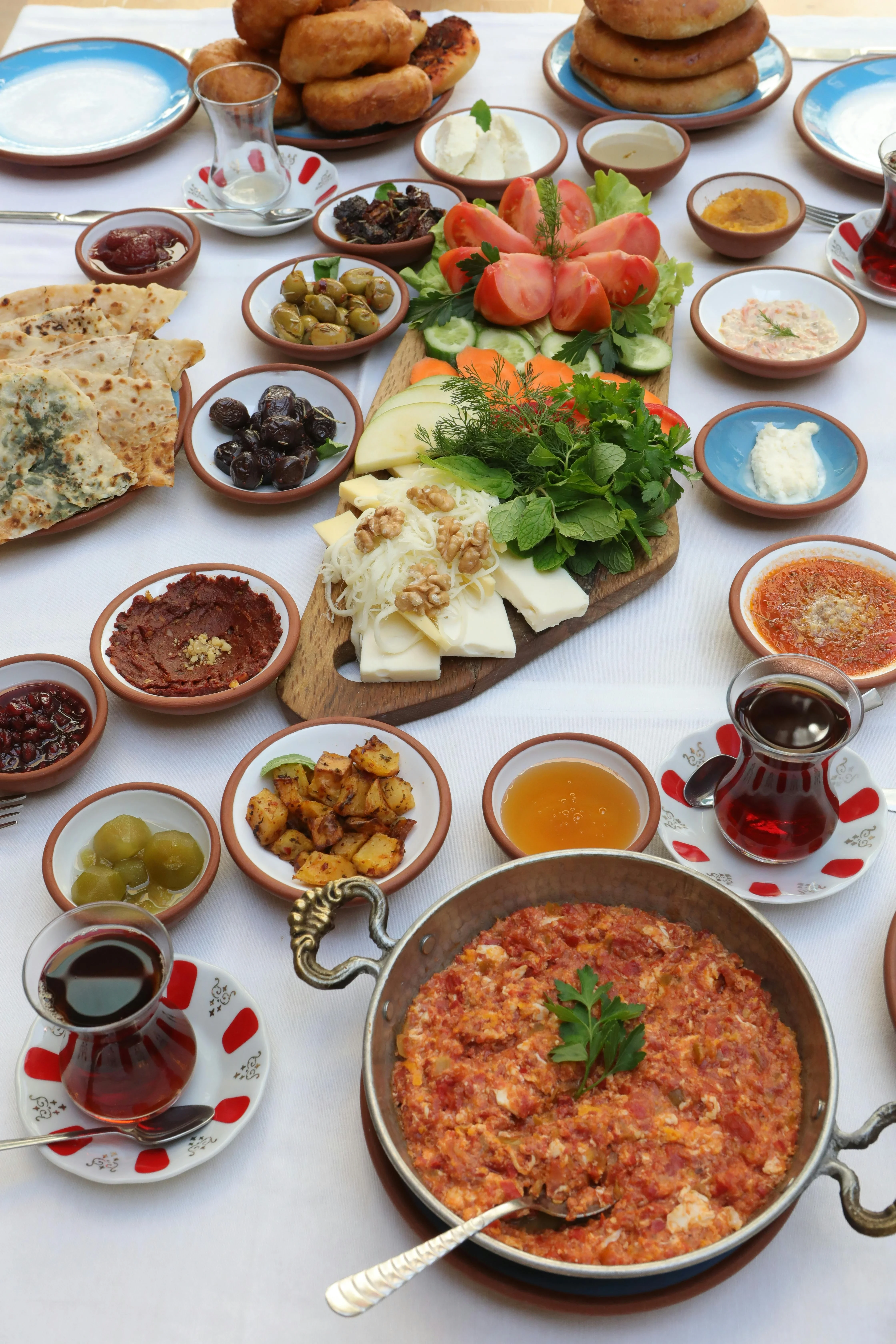 Delicious Turkish Cuisine in Istanbul: Complete Food Guide 2025