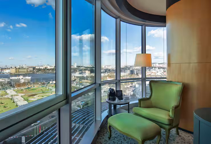 Eckzimmer mit Kingsize-Bett und Whirlpool