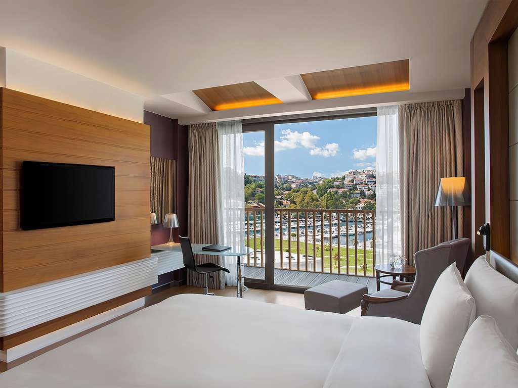 Deluxe King Room with Marina View